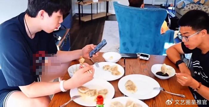 饭量大!杨瀚森吃一大盘妈妈包的超大牛肉饺子，翻译才吃2个就饱了