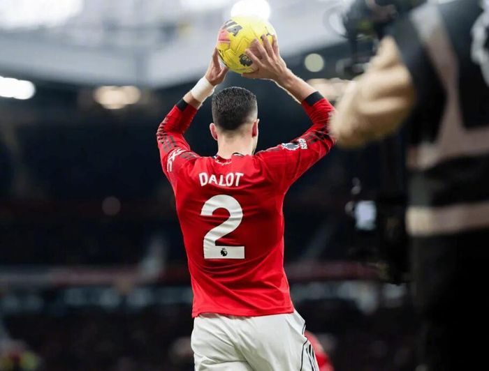 华体会HTH-曼联名宿埃尔文盛赞达洛特蜕变，称其表现顶级|边后卫|英超|迪奥戈·达洛特|边后卫职责|丹尼斯·埃尔文_新浪体育_新浪新闻