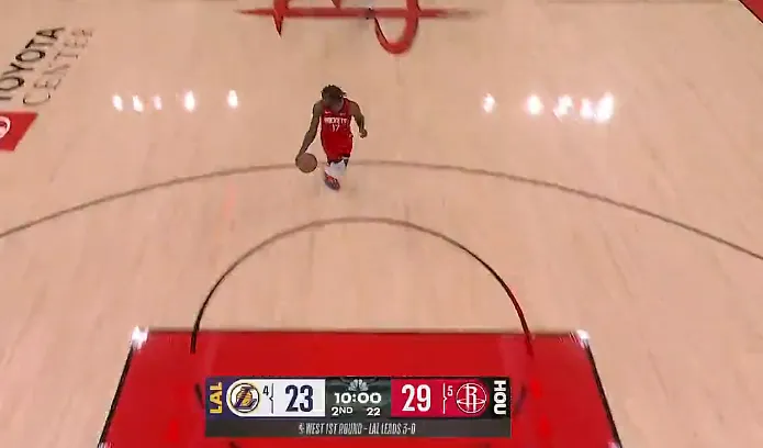 华体会HTH-湖人次节开局出现本场第8次失误，伊森反击暴扣领先湖人8分